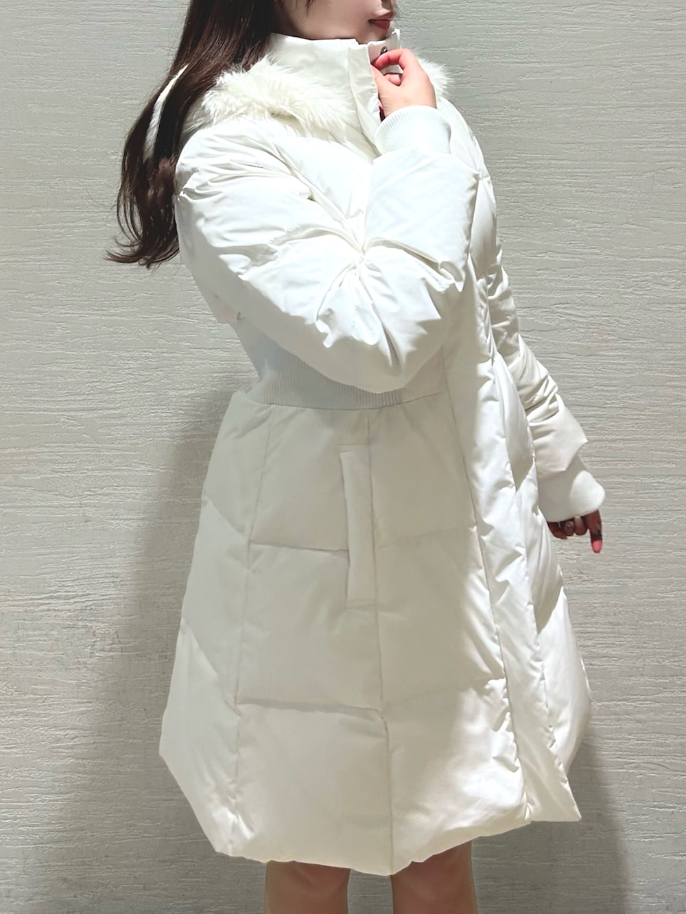 ホワイト系のダウンジャケット/コート、ブラック系のワンピースを着用したレディースの秋コーディネートの2枚目の写真