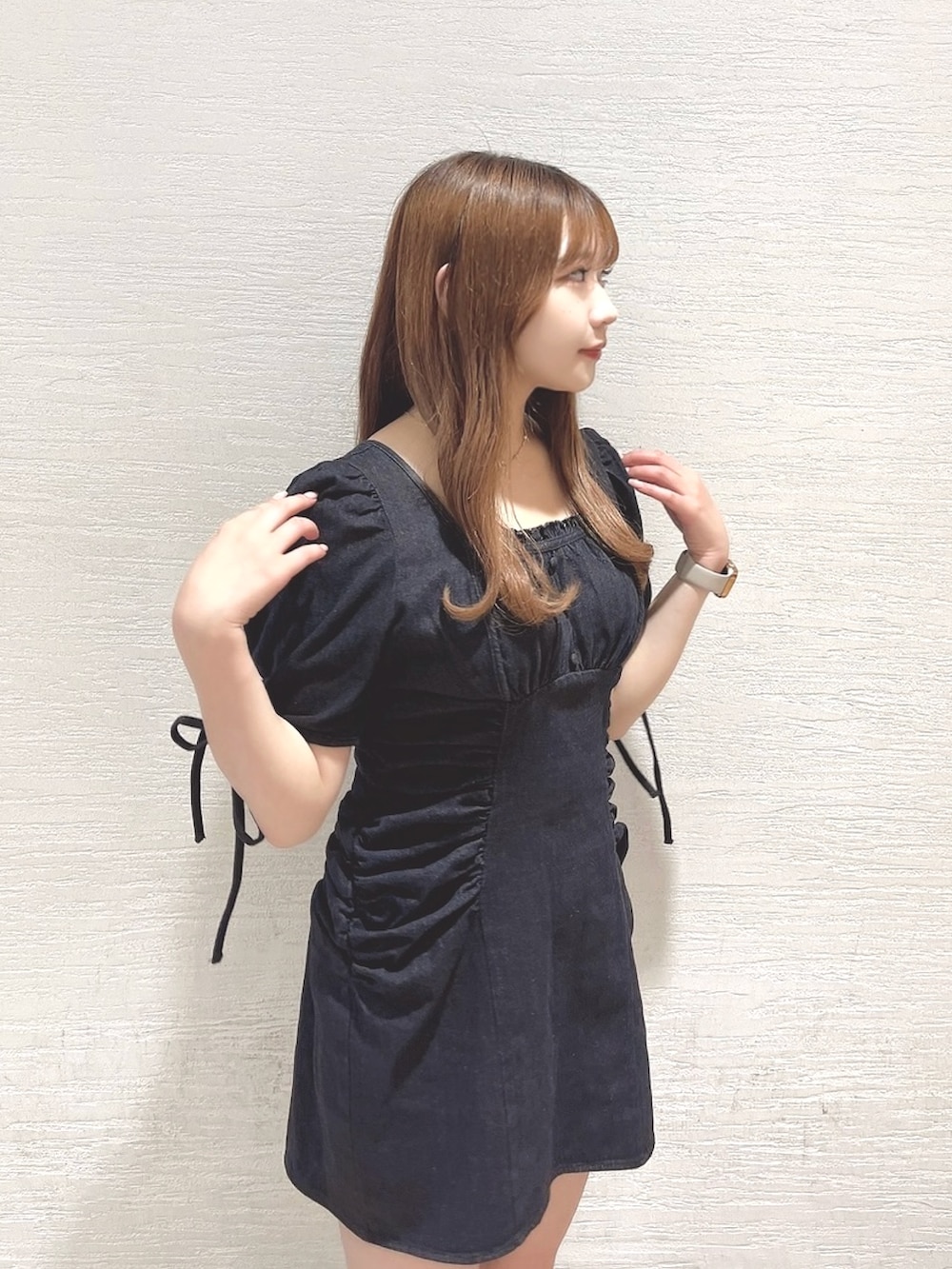 ブラック系のワンピース、ブラック系のパンプスを着用したレディースの夏コーディネートの7枚目の写真