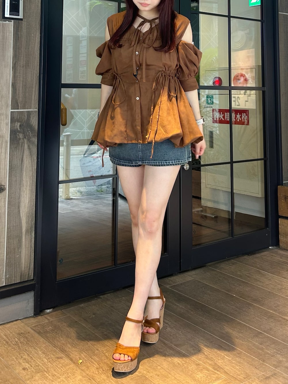 イエロー系のシャツ/ブラウス、ブルー系のデニムパンツ、ブラウン系のサンダルを着用したレディースの夏コーディネートの4枚目の写真