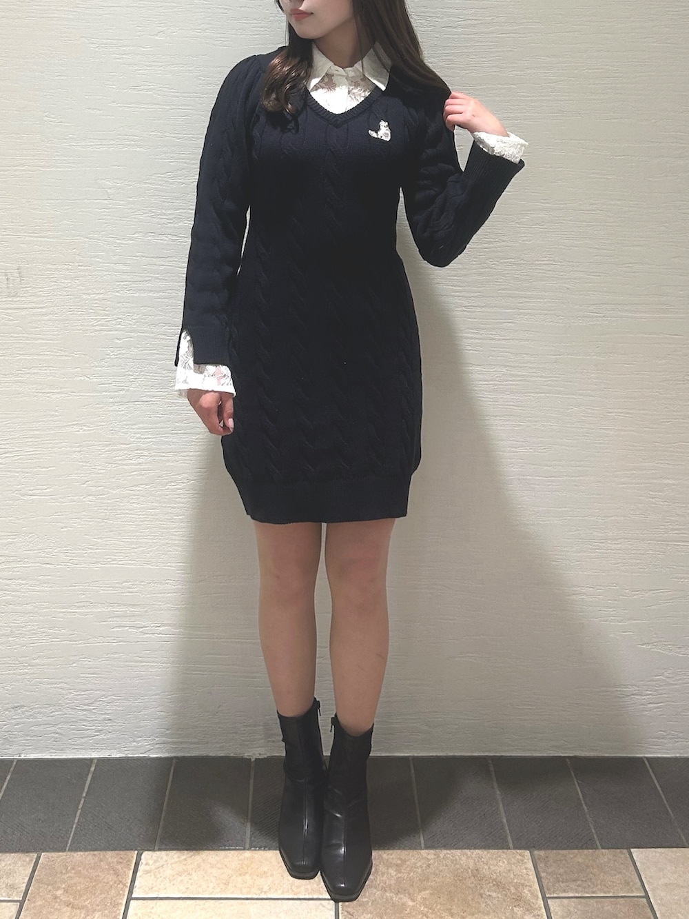 ブルー系のワンピース、ブラック系のブーツを着用したレディースの冬コーディネートの2枚目の写真