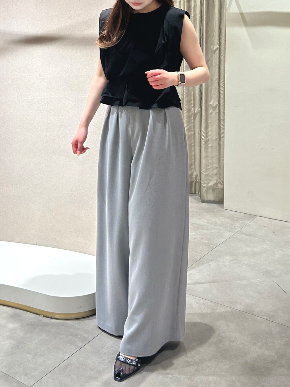 グレー系のその他パンツ、ブラック系のTシャツ/カットソー、ブラック系のパンプスを着用したレディースの春コーディネートの3枚目の写真