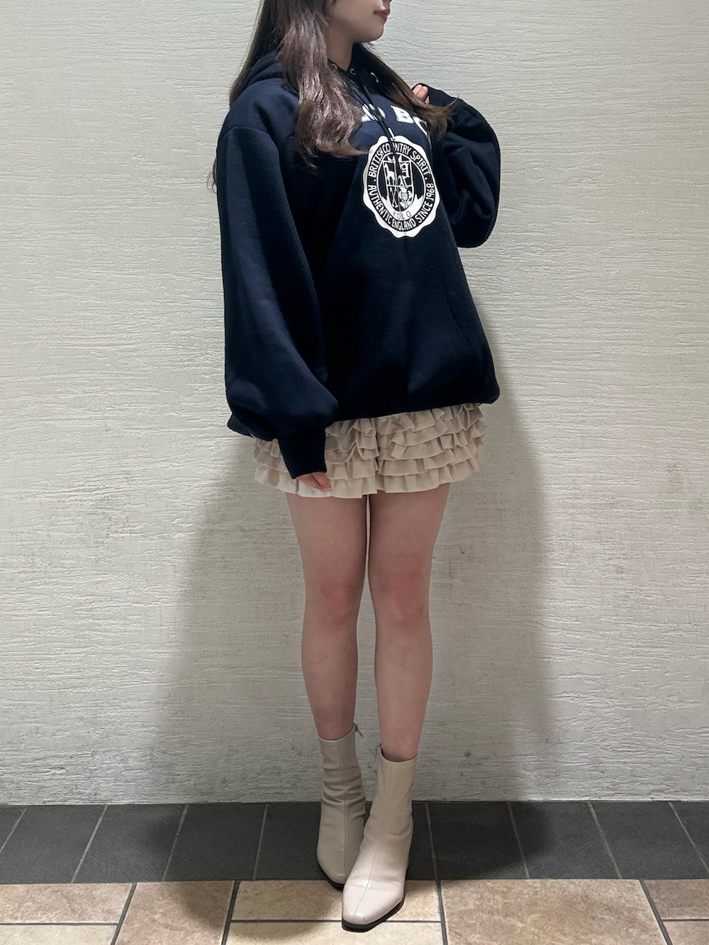 ブルー系のスウェット、ホワイト系のその他パンツ、ベージュ系のブーツを着用したレディースの秋コーディネートの2枚目の写真