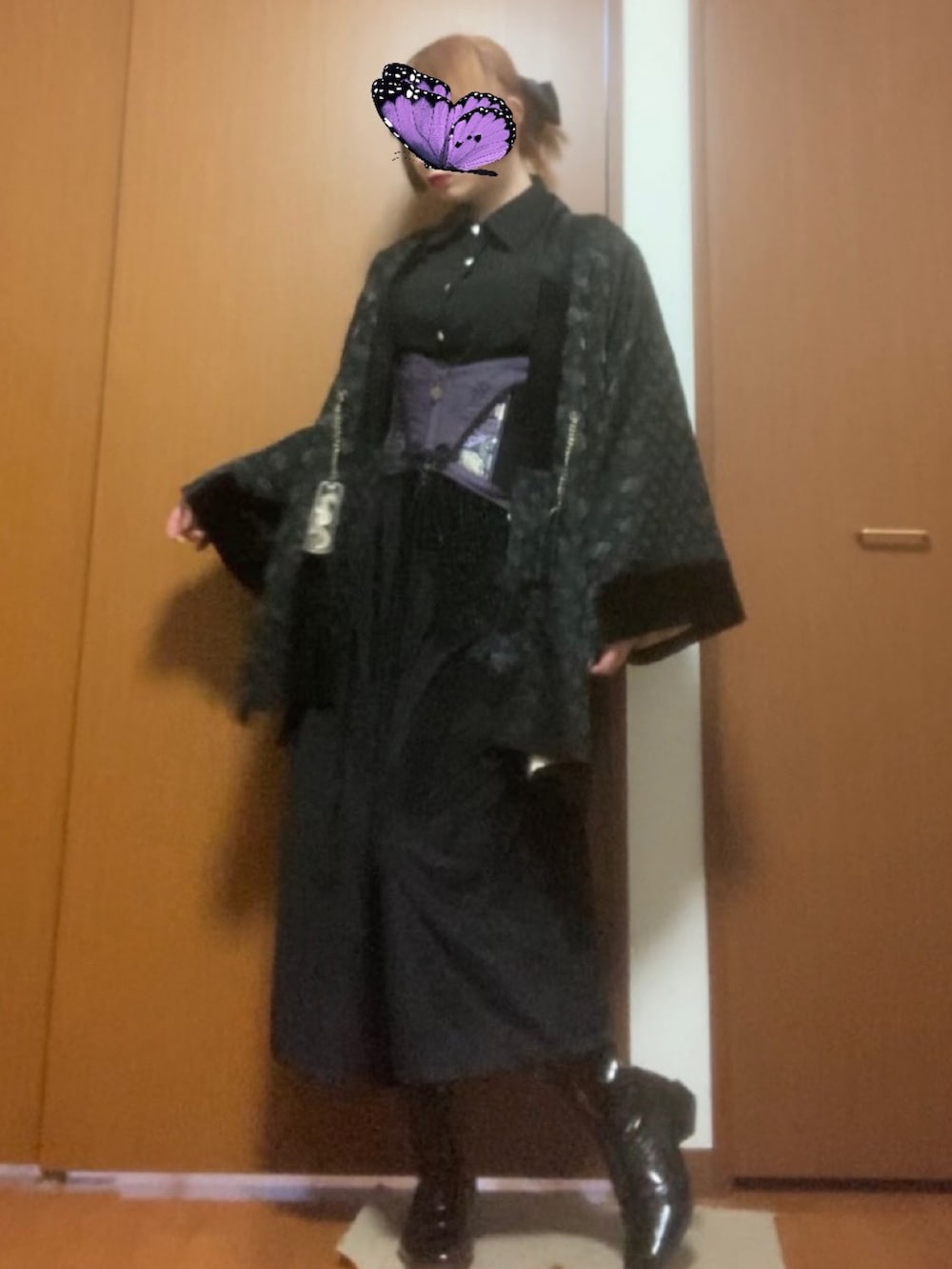 ブラック系のその他アウター、パープル系のベルトを着用したレディースの冬コーディネートの2枚目の写真