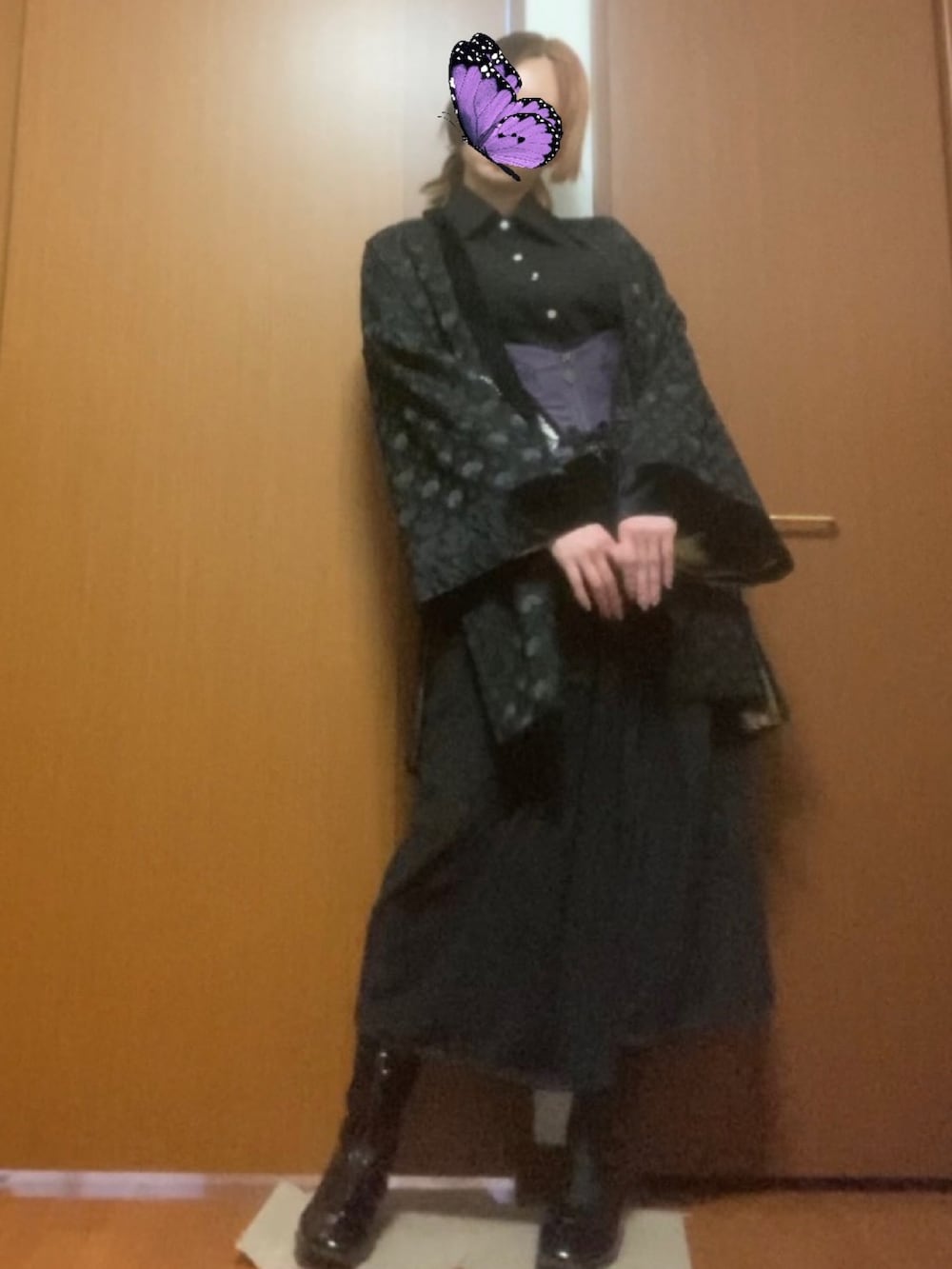 ブラック系のその他アウター、パープル系のベルトを着用したレディースの冬コーディネートの3枚目の写真