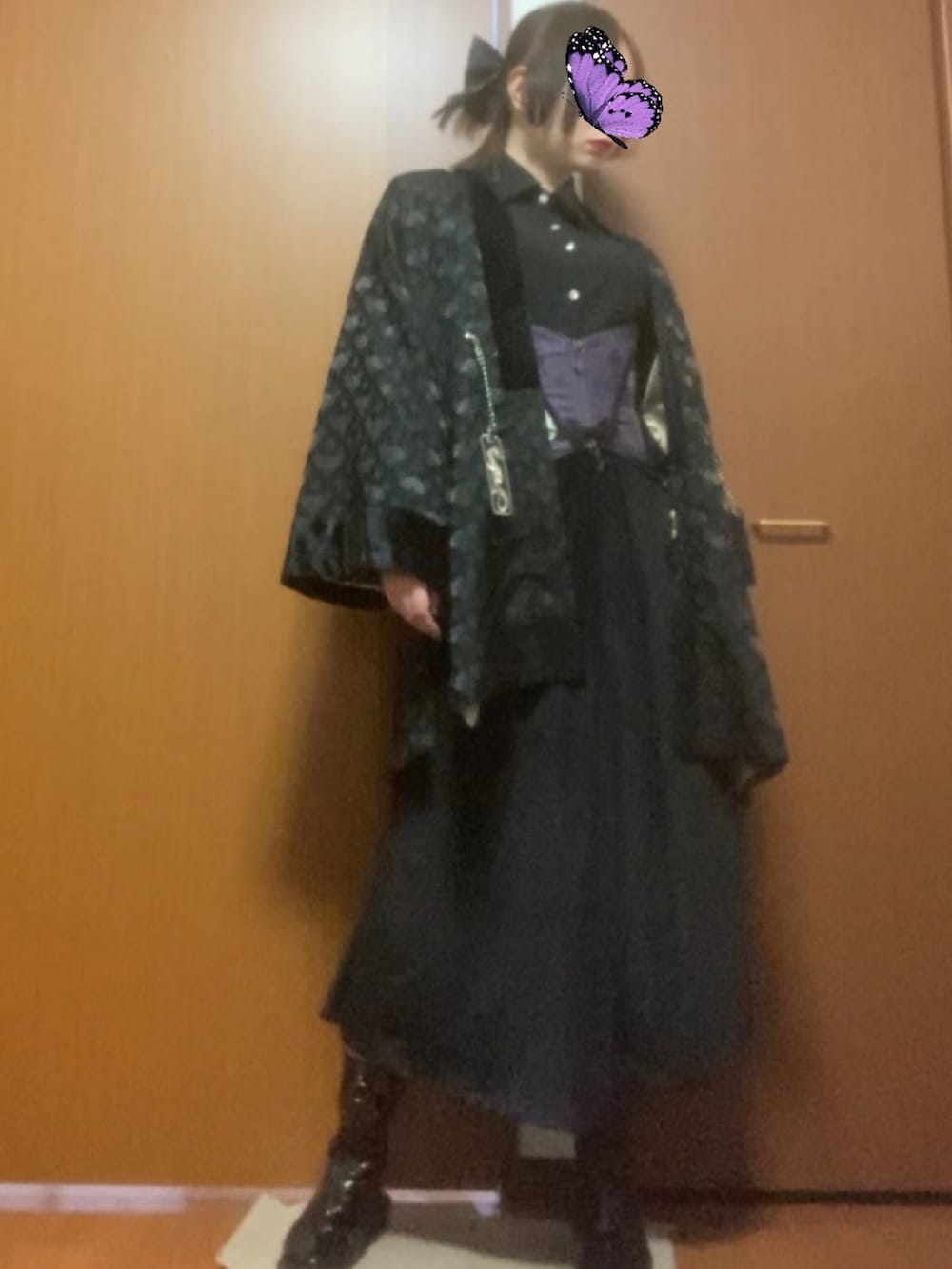 ブラック系のその他アウター、パープル系のベルトを着用したレディースの冬コーディネートの4枚目の写真