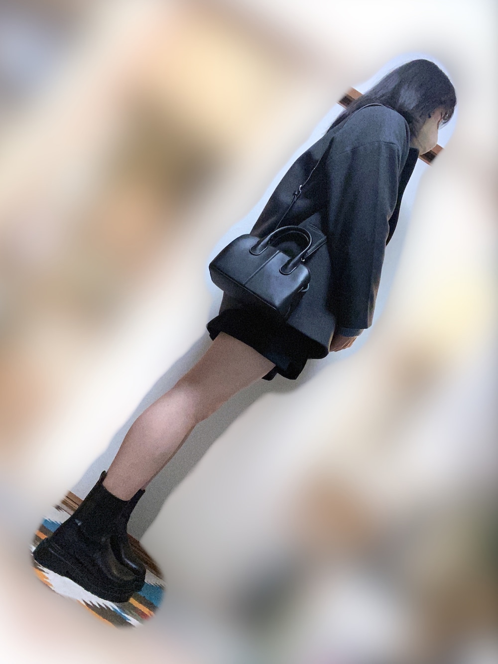 グレー系のその他アウター、ブルー系のニット/セーター、ホワイト系のTシャツ/カットソーを着用したメンズの冬コーディネートの3枚目の写真