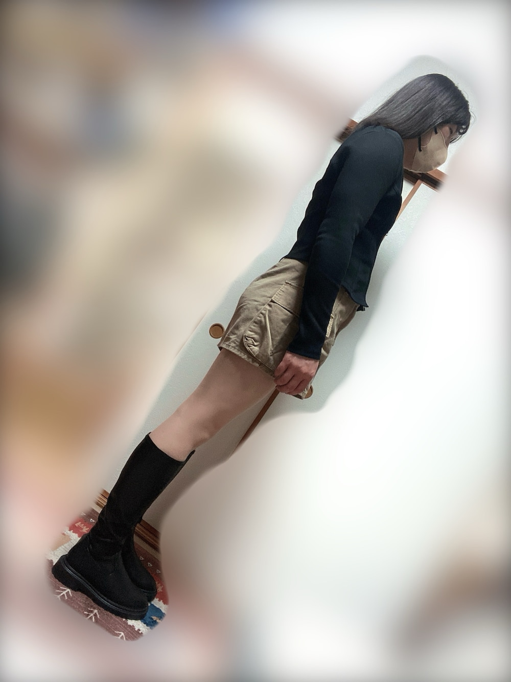 ブラック系のカーディガン/ボレロ、ブラック系のキャミソール、ベージュ系のスカートを着用したメンズの春コーディネートの2枚目の写真