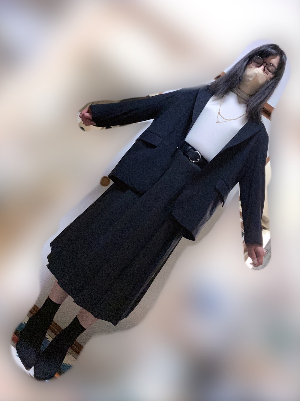 ブラック系のテーラードジャケット、ホワイト系のTシャツ/カットソー、グレー系のスカートを着用したメンズの秋コーディネートの3枚目の写真