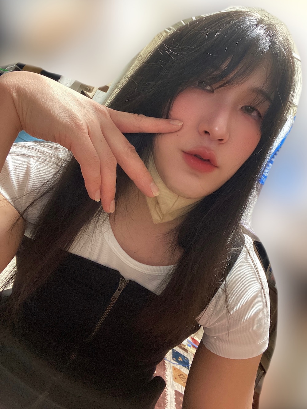 ブラック系のワンピース、ホワイト系のTシャツ/カットソー、ブラック系のブーツを着用したメンズの春コーディネートの5枚目の写真