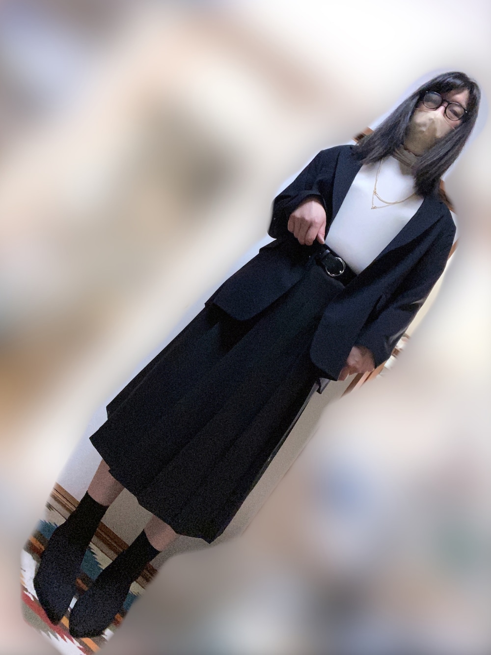 ブラック系のテーラードジャケット、ホワイト系のTシャツ/カットソー、グレー系のスカートを着用したメンズの秋コーディネートの2枚目の写真