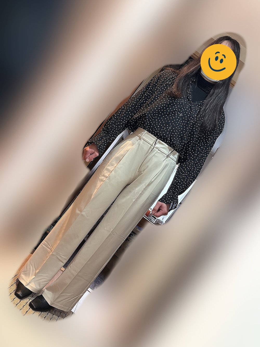 ブラウン系のステンカラーコート、ブラック系のシャツ/ブラウス、ブラック系のTシャツ/カットソーを着用したメンズの冬コーディネートの3枚目の写真