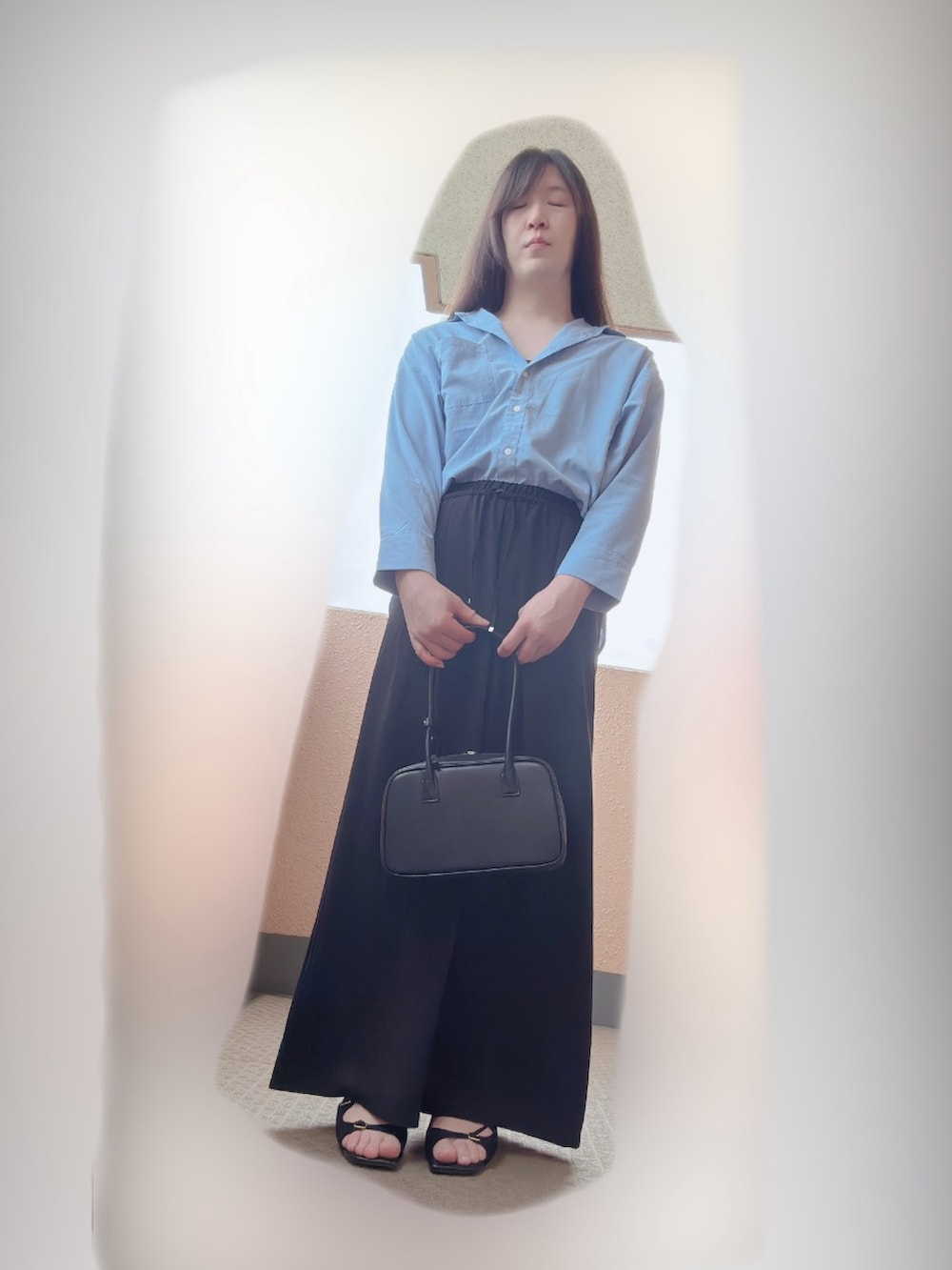 ブルー系のシャツ/ブラウス、ブラック系のキャミソール、ブラック系のスラックスを着用したメンズの夏コーディネートの2枚目の写真