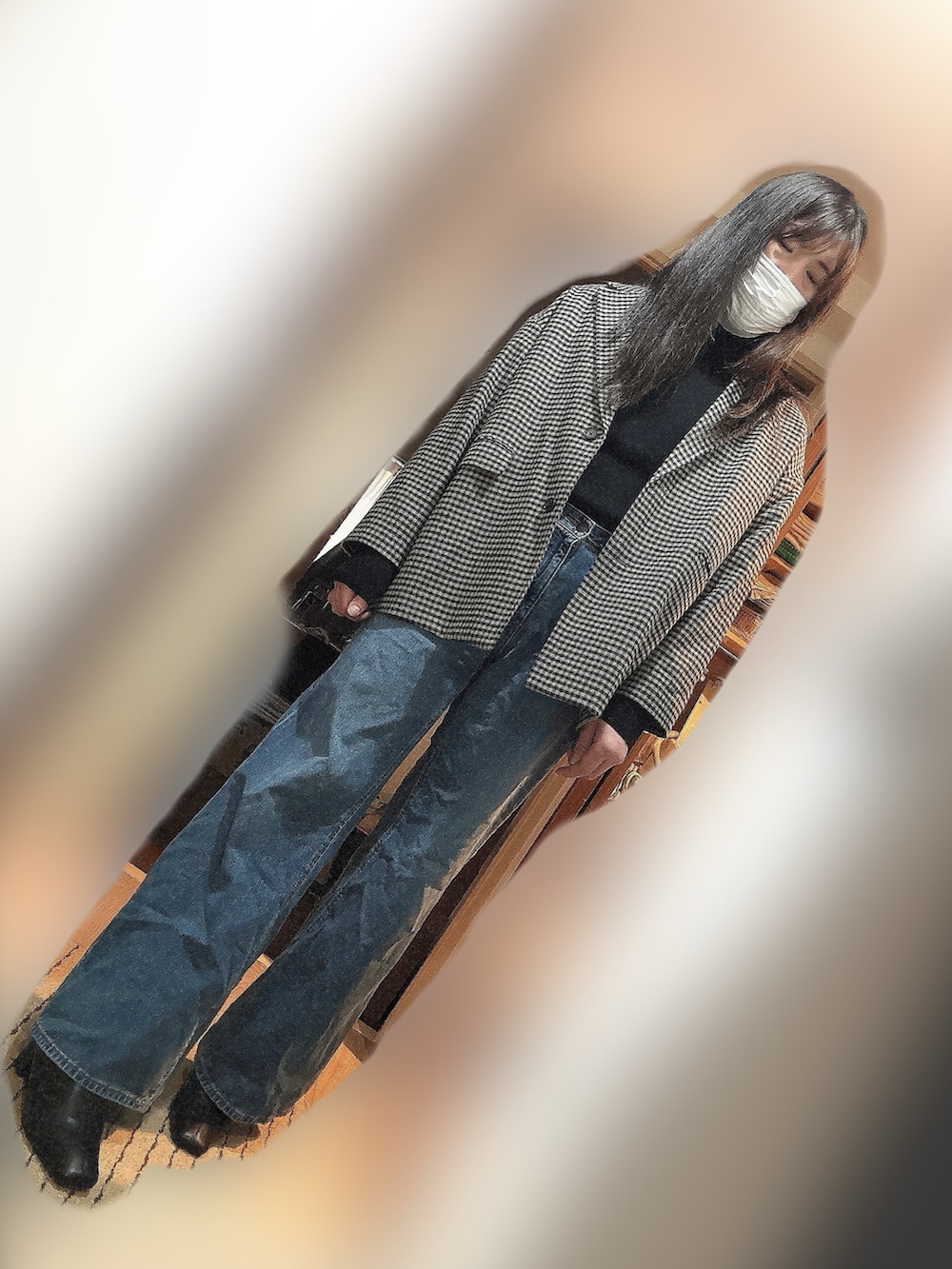 ブラウン系のその他アウター、ブラック系のニット/セーター、ブルー系のデニムパンツを着用したメンズの冬コーディネートの2枚目の写真