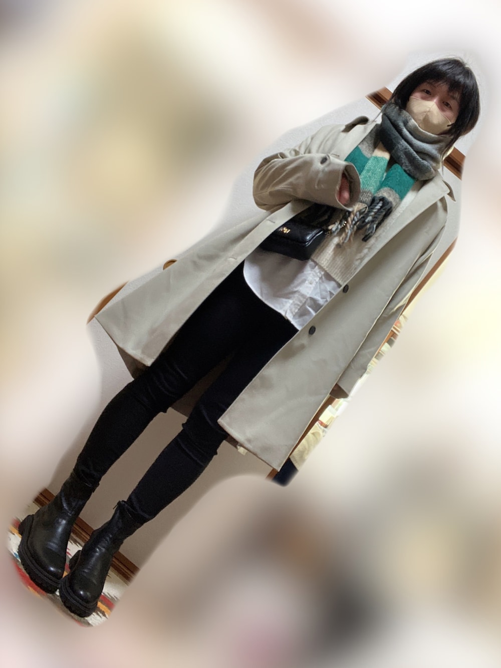 ベージュ系のトレンチコート、ホワイト系のニット/セーター、ホワイト系のシャツ/ブラウスを着用したメンズの冬コーディネートの2枚目の写真