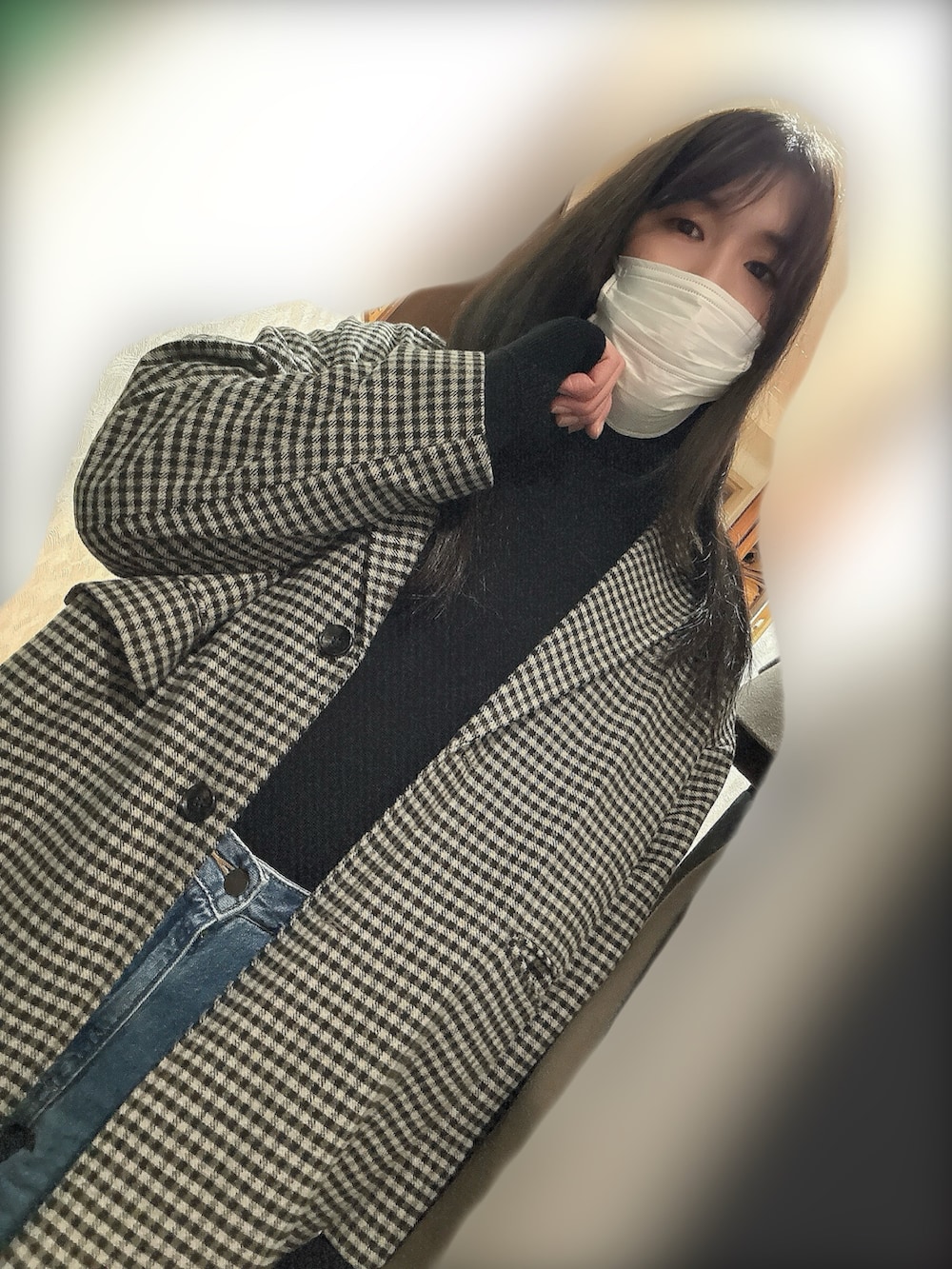 ブラウン系のその他アウター、ブラック系のニット/セーター、ブルー系のデニムパンツを着用したメンズの冬コーディネートの4枚目の写真