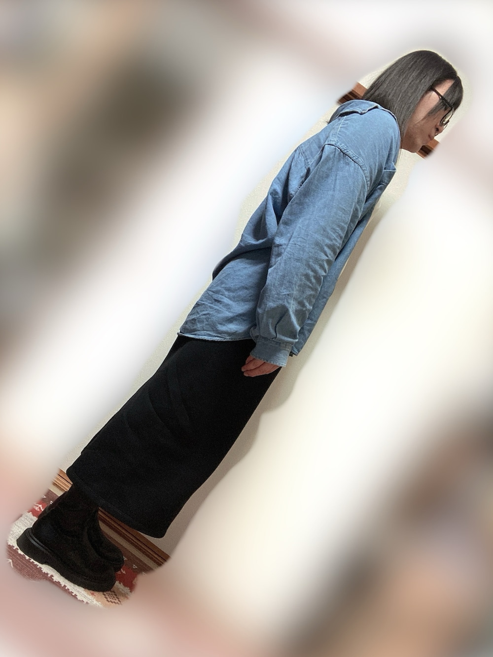 ブルー系のシャツ/ブラウス、ホワイト系のTシャツ/カットソー、ブラック系のスカートを着用したメンズの春コーディネートの2枚目の写真