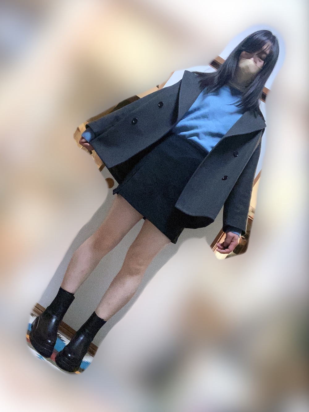 グレー系のその他アウター、ブルー系のニット/セーター、ホワイト系のTシャツ/カットソーを着用したメンズの冬コーディネートの2枚目の写真