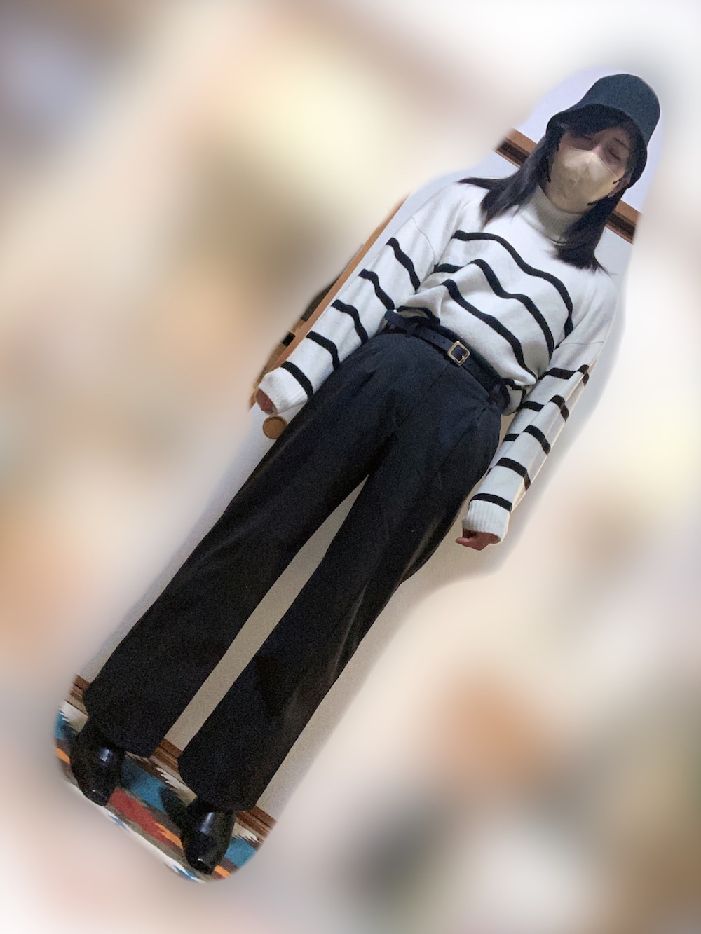 グレー系のその他アウター、ホワイト系のニット/セーター、グレー系のその他パンツを着用したメンズの冬コーディネートの2枚目の写真