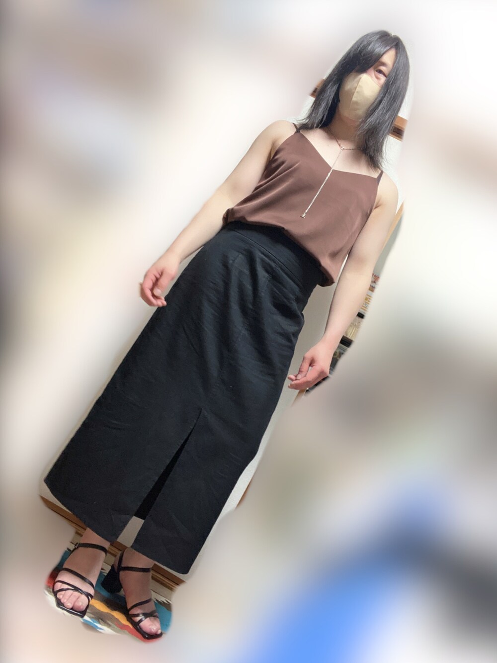 ブラック系のシャツ/ブラウス、ブラウン系のキャミソール、ブラック系のスカートを着用したメンズの春コーディネートの3枚目の写真