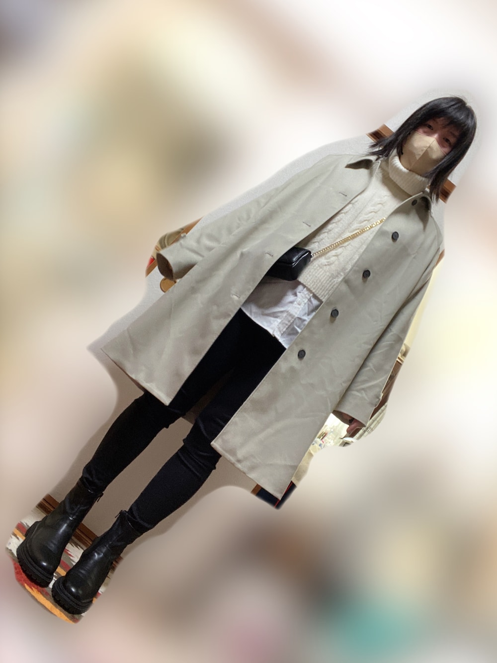 ベージュ系のトレンチコート、ホワイト系のニット/セーター、ホワイト系のシャツ/ブラウスを着用したメンズの冬コーディネートの4枚目の写真