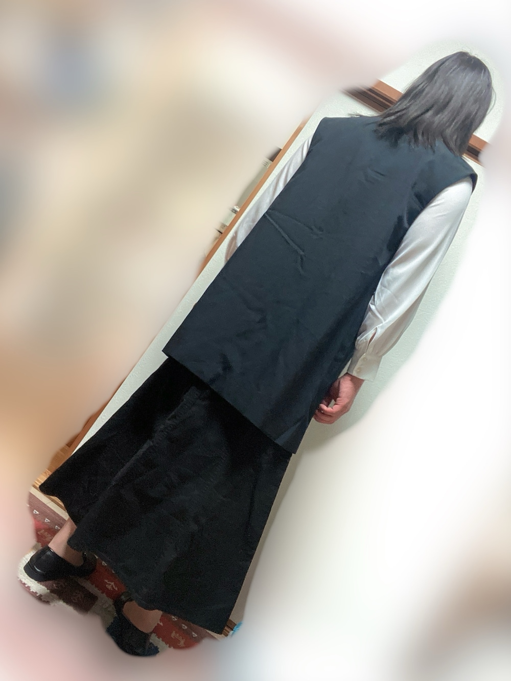 ブラック系のベスト、ホワイト系のシャツ/ブラウス、ブラック系のスカートを着用したメンズの春コーディネートの3枚目の写真