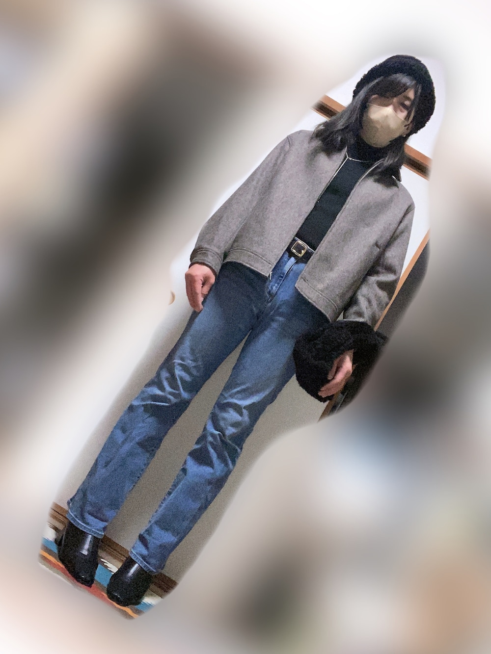 ベージュ系のブルゾン、ブラック系のニット/セーター、ブルー系のデニムパンツを着用したメンズの冬コーディネートの2枚目の写真