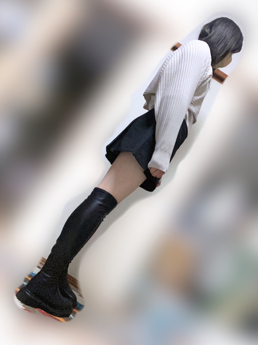 ホワイト系のニット/セーター、ブラック系のスカート、ブラック系のブーツを着用したメンズの秋コーディネートの3枚目の写真