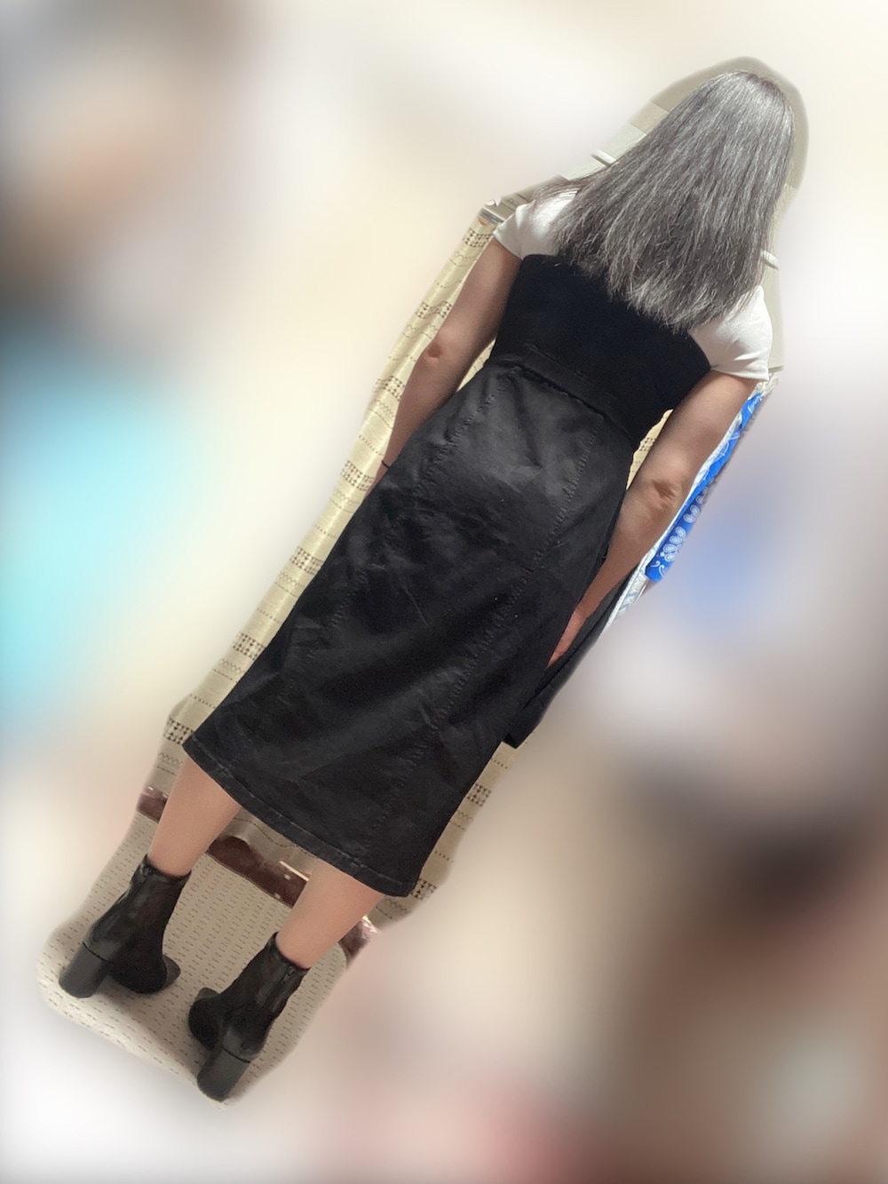 ブラック系のワンピース、ホワイト系のTシャツ/カットソー、ブラック系のブーツを着用したメンズの春コーディネートの4枚目の写真