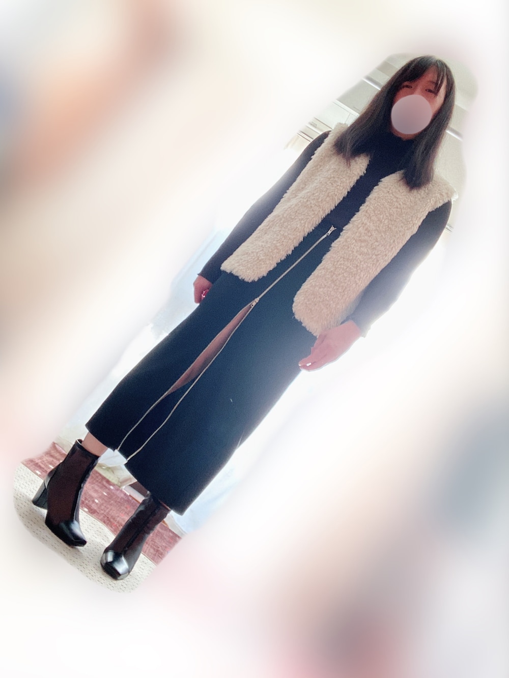 ベージュ系のベスト、ブラック系のTシャツ/カットソー、ブラック系のスカートを着用したメンズの春コーディネートの2枚目の写真