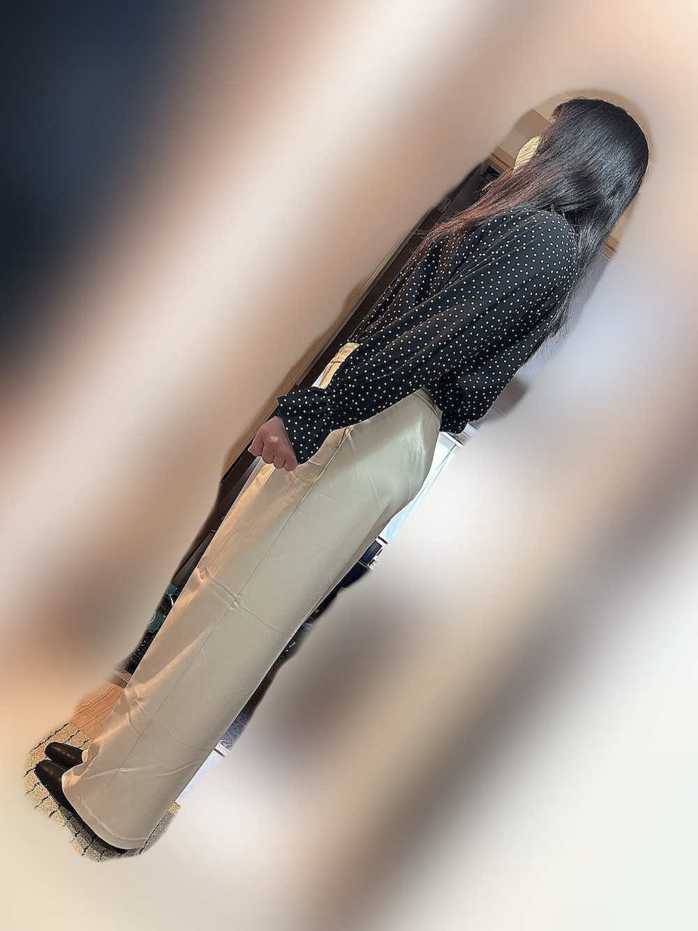 ブラウン系のステンカラーコート、ブラック系のシャツ/ブラウス、ブラック系のTシャツ/カットソーを着用したメンズの冬コーディネートの4枚目の写真