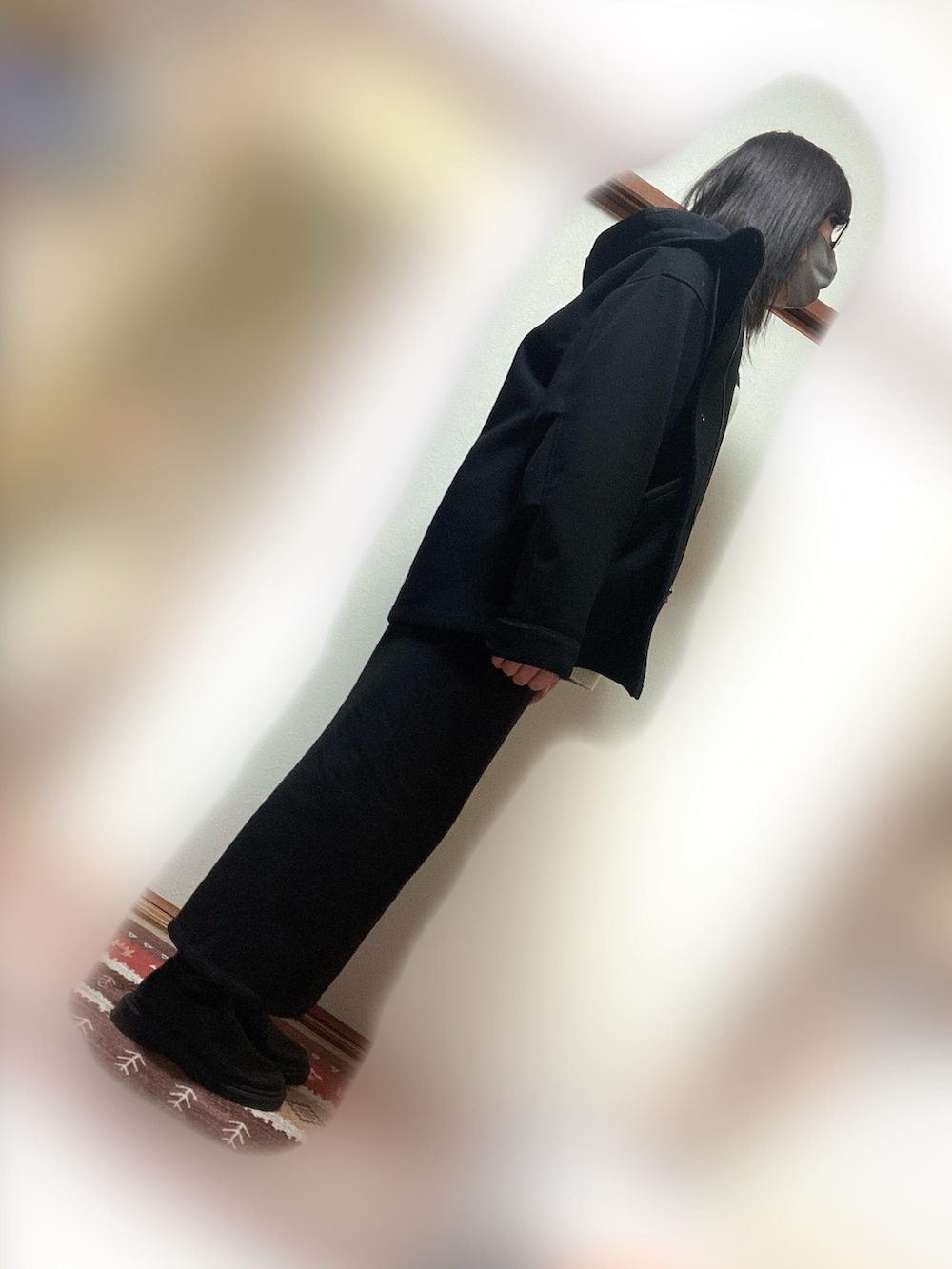 ブラック系のブルゾン、ホワイト系のニット/セーター、ブラック系のスカートを着用したメンズの冬コーディネートの2枚目の写真