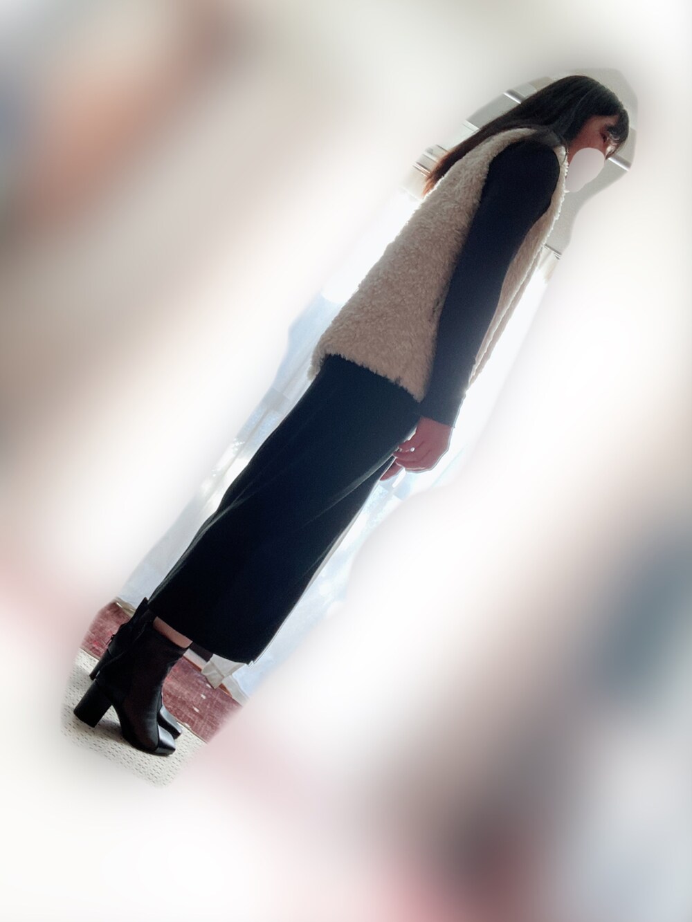 ベージュ系のベスト、ブラック系のTシャツ/カットソー、ブラック系のスカートを着用したメンズの春コーディネートの3枚目の写真