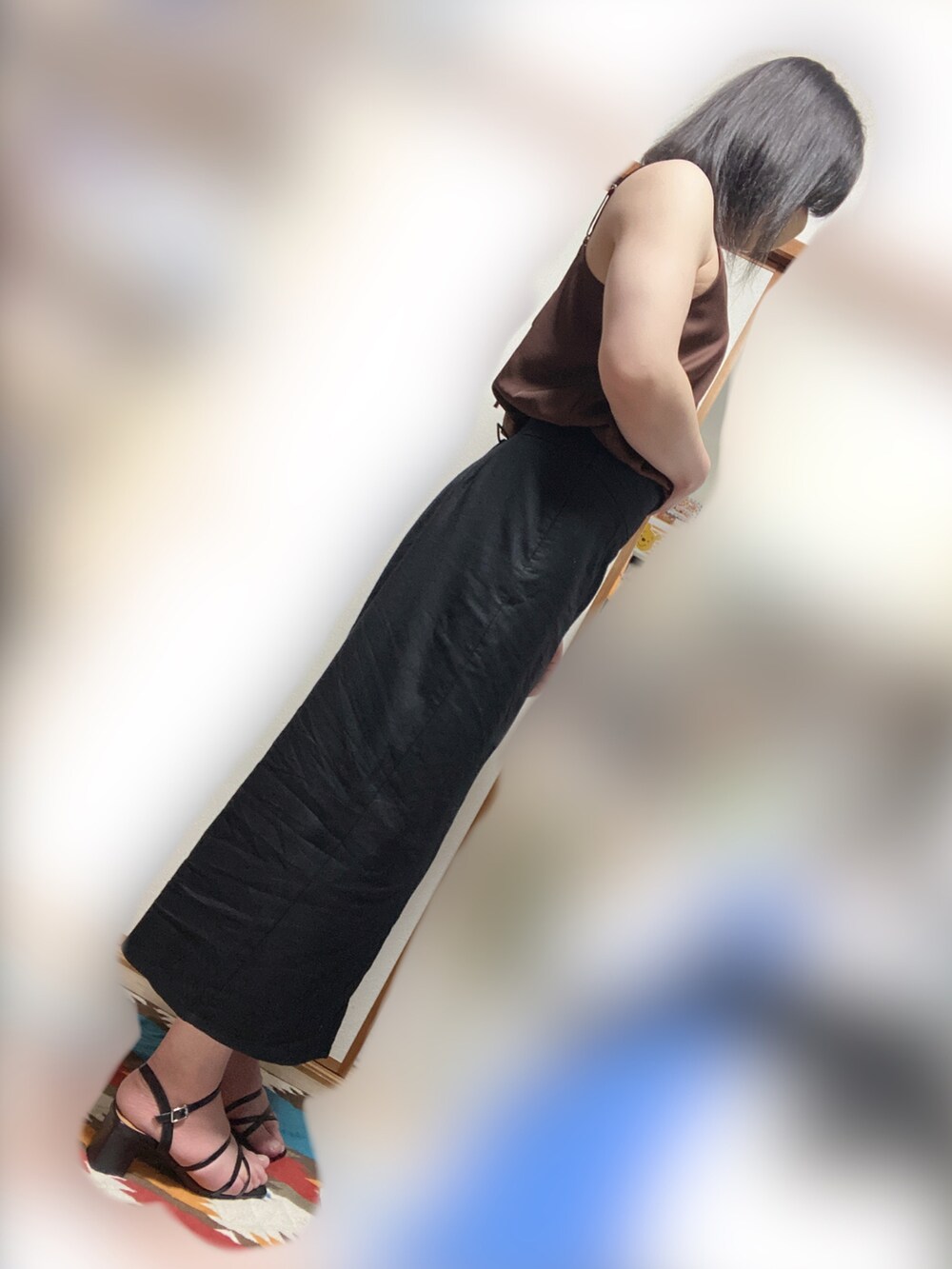 ブラック系のシャツ/ブラウス、ブラウン系のキャミソール、ブラック系のスカートを着用したメンズの春コーディネートの4枚目の写真