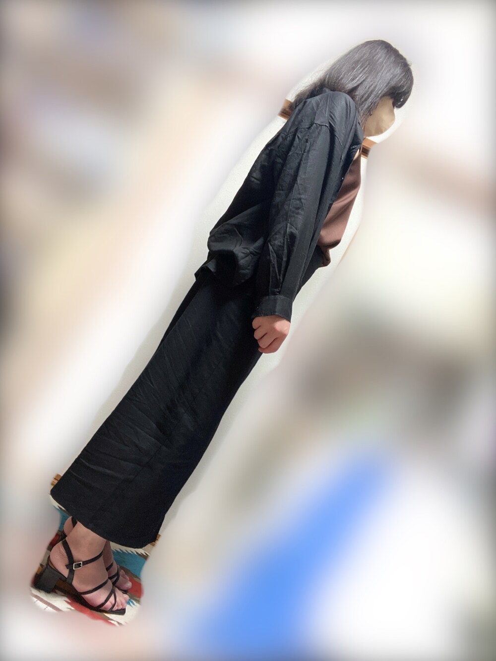 ブラック系のシャツ/ブラウス、ブラウン系のキャミソール、ブラック系のスカートを着用したメンズの春コーディネートの2枚目の写真