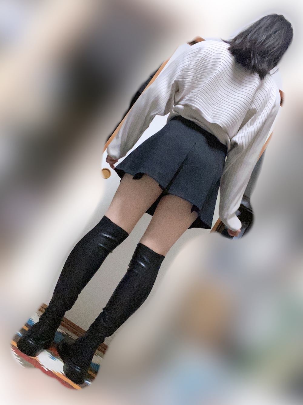 ホワイト系のニット/セーター、ブラック系のスカート、ブラック系のブーツを着用したメンズの秋コーディネートの4枚目の写真