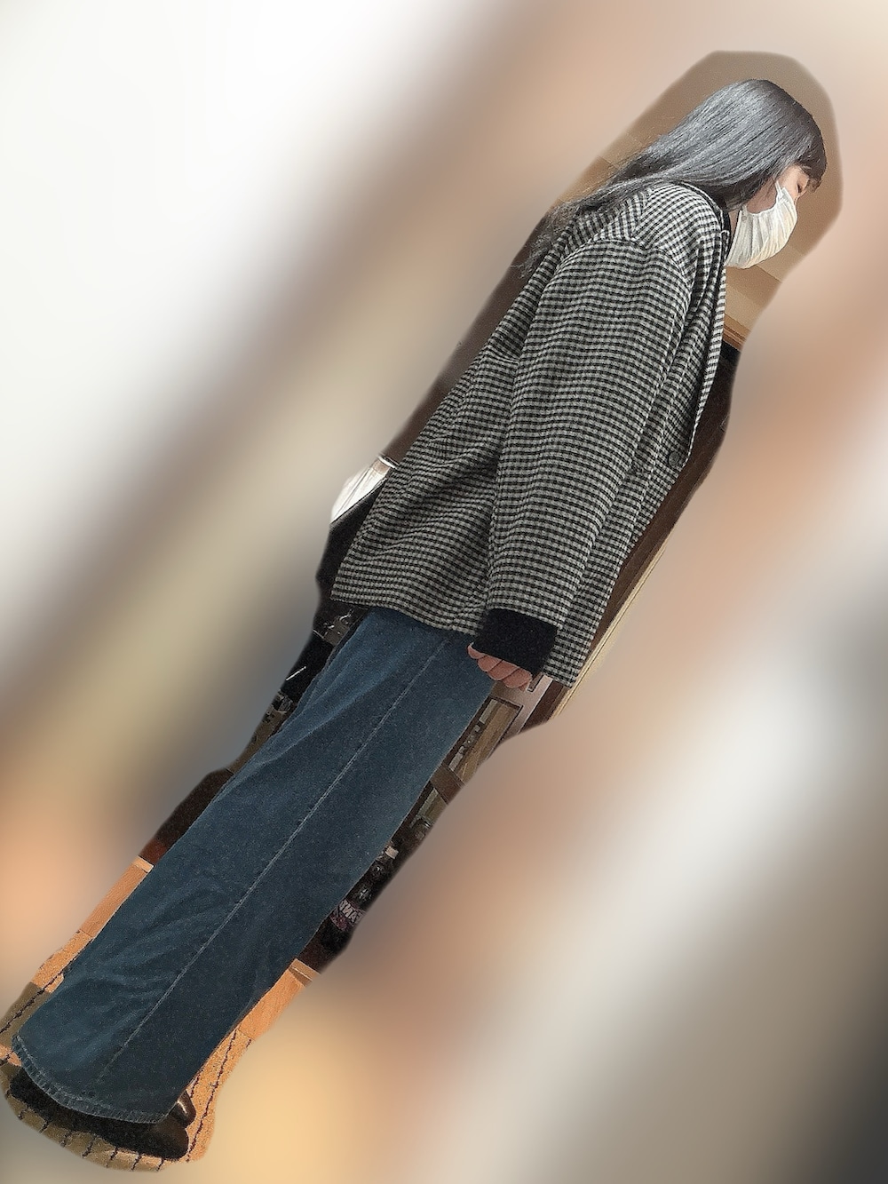 ブラウン系のその他アウター、ブラック系のニット/セーター、ブルー系のデニムパンツを着用したメンズの冬コーディネートの3枚目の写真