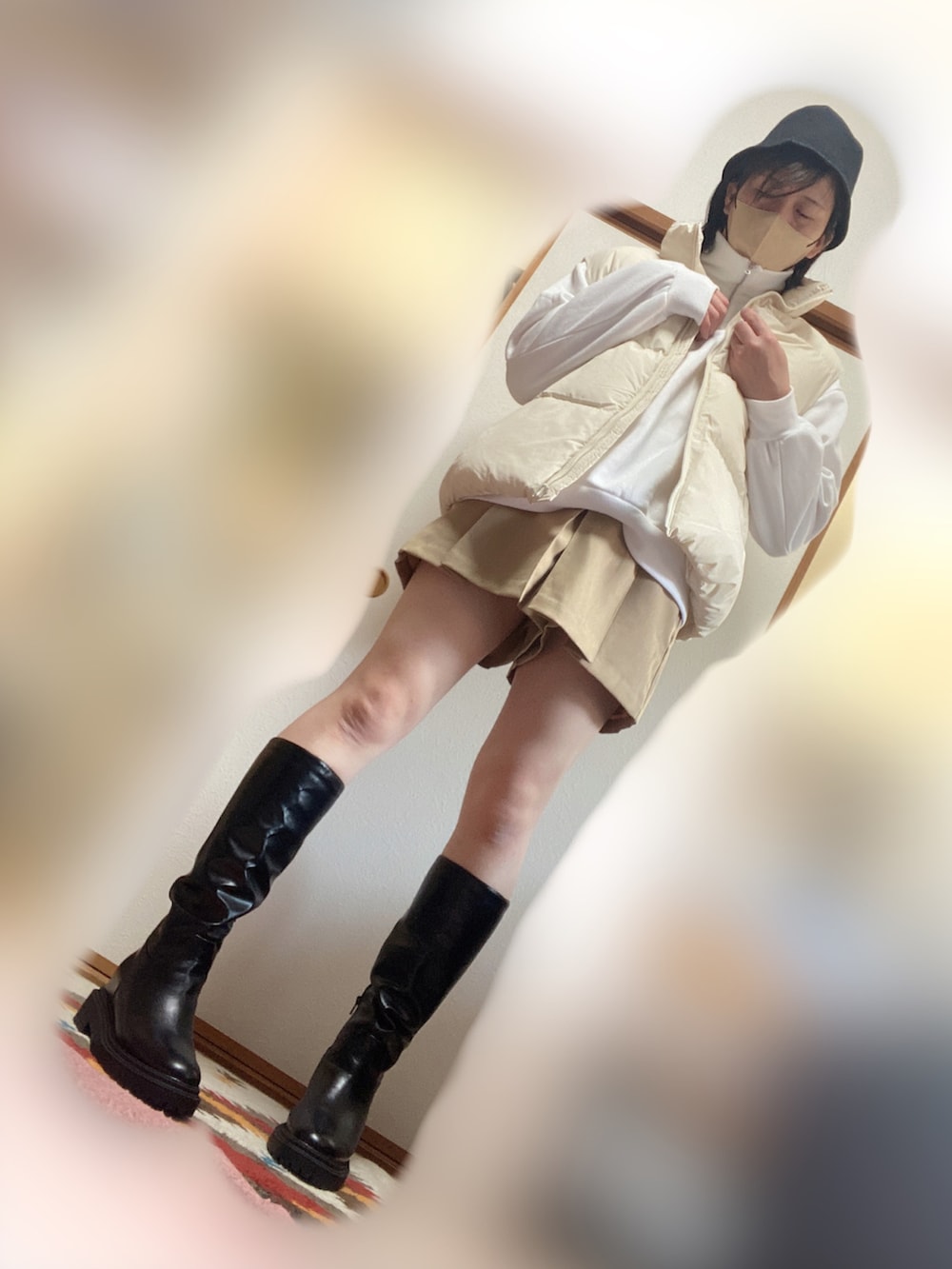 「女装、レディース男子、ジェンダーレス、高身長、バケットハット、ダウンベスト、ハーフジップスウェット、タックショートパンツ、キュロット、ロングブーツ」｜「GUのアイテム（ダウンベスト、ホワイト系）」を使った、Mamiさん（メンズ・175cm）の冬コーディネートの2枚目の写真
