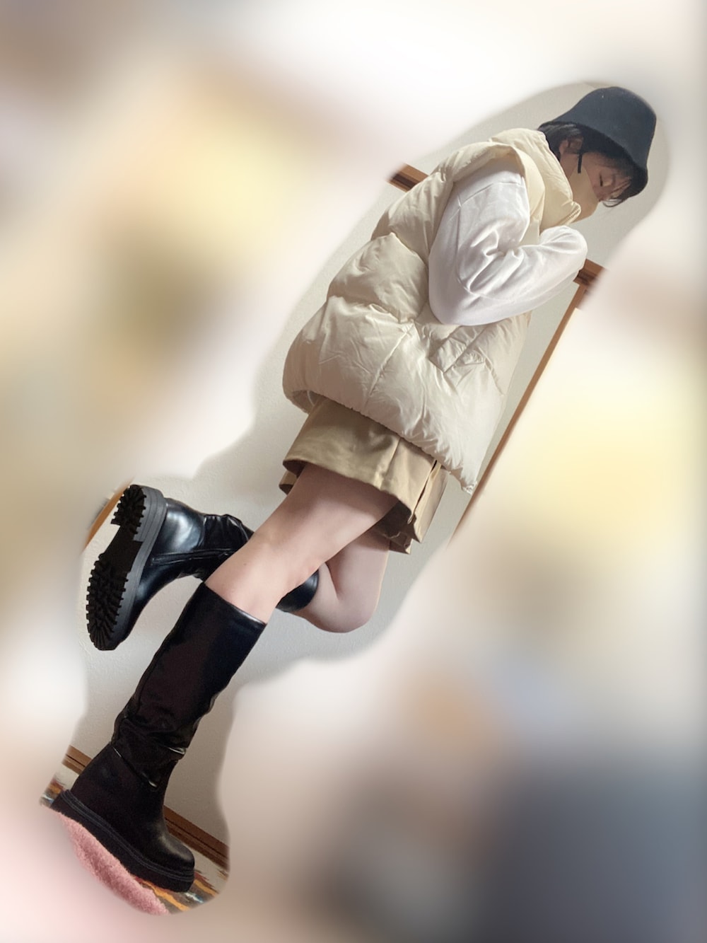 「女装、レディース男子、ジェンダーレス、高身長、バケットハット、ダウンベスト、ハーフジップスウェット、タックショートパンツ、キュロット、ロングブーツ」｜「GUのアイテム（ダウンベスト、ホワイト系）」を使った、Mamiさん（メンズ・175cm）の冬コーディネートの3枚目の写真
