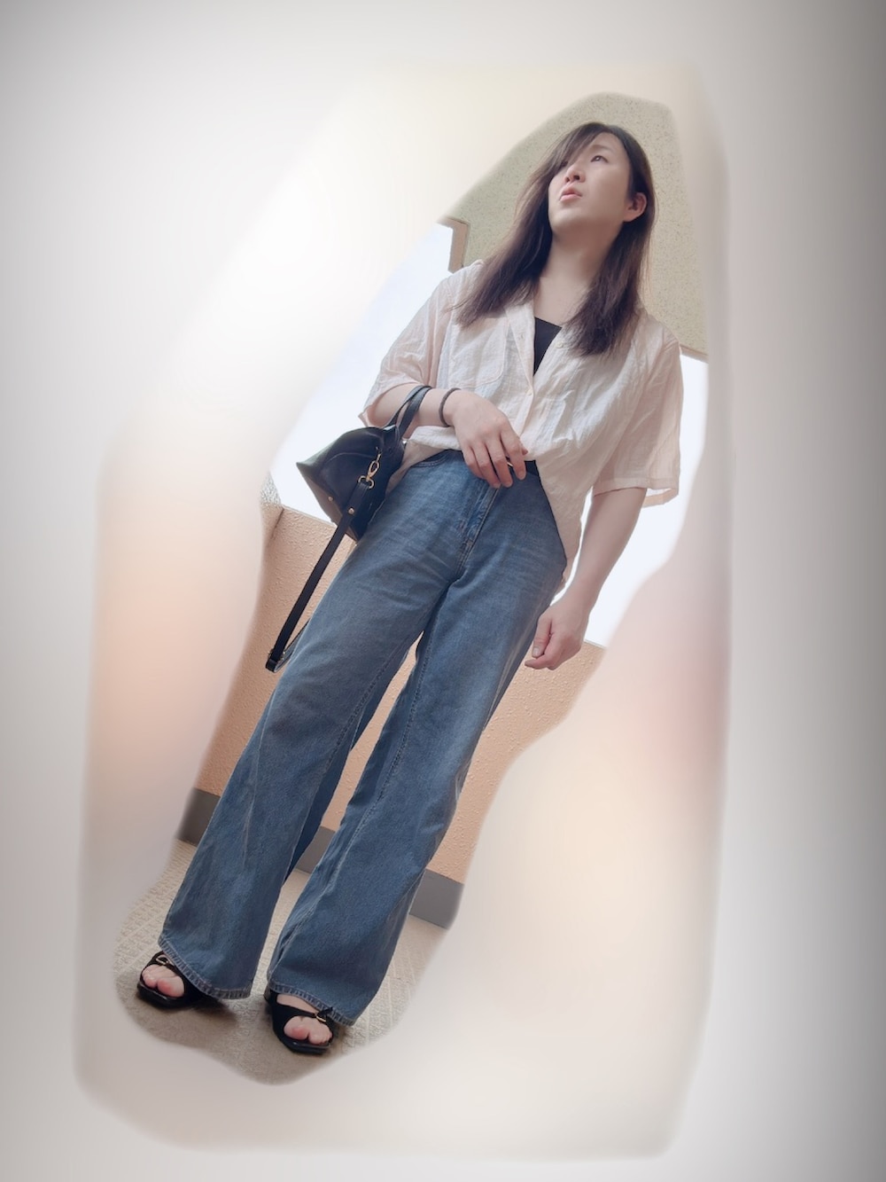 ピンク系のシャツ/ブラウス、ブラック系のキャミソール、ブルー系のデニムパンツを着用したメンズの夏コーディネートの2枚目の写真