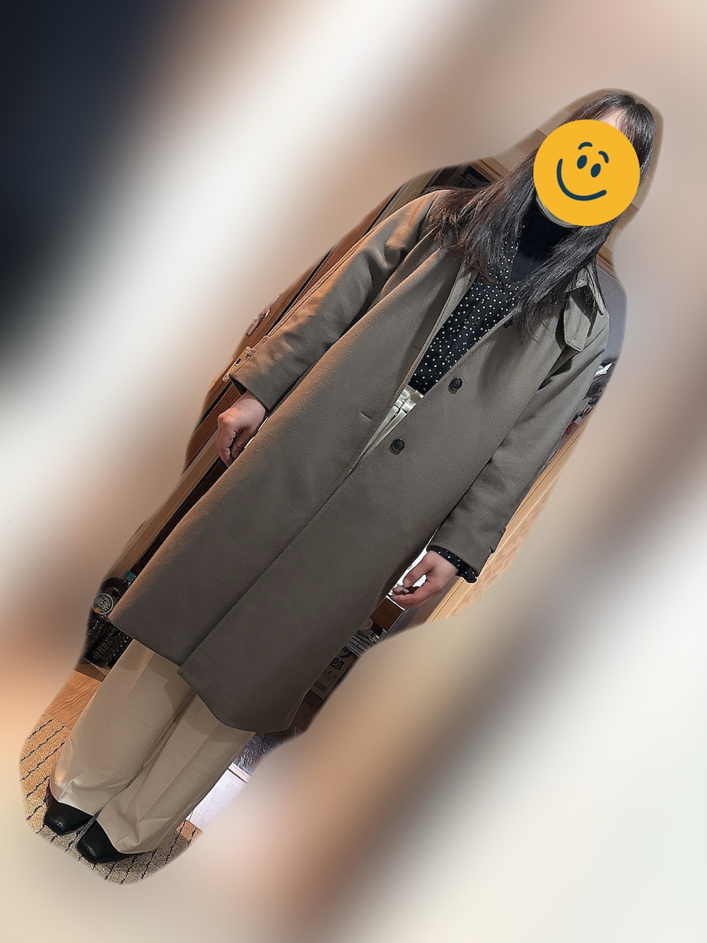 ブラウン系のステンカラーコート、ブラック系のシャツ/ブラウス、ブラック系のTシャツ/カットソーを着用したメンズの冬コーディネートの2枚目の写真