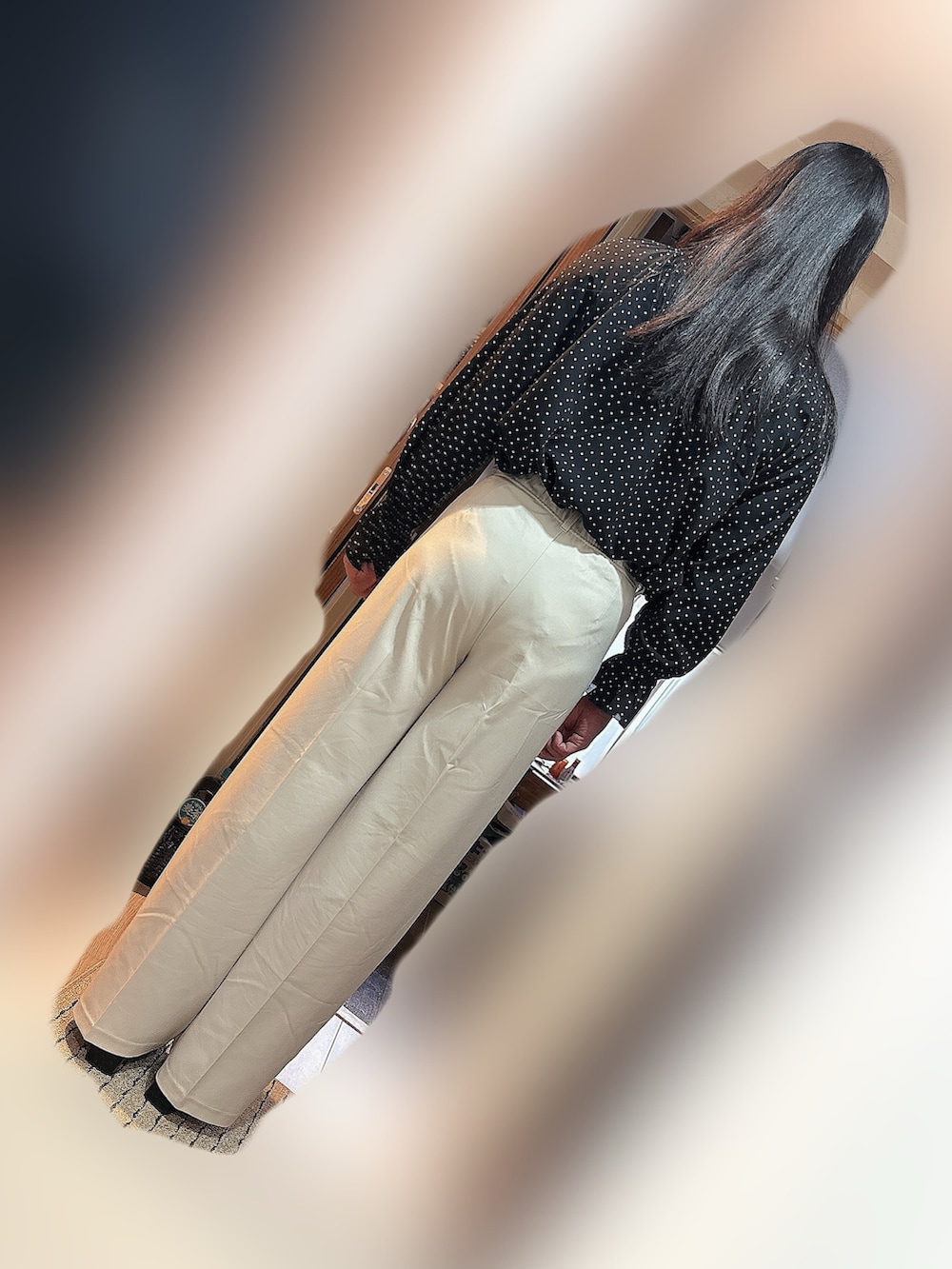 ブラウン系のステンカラーコート、ブラック系のシャツ/ブラウス、ブラック系のTシャツ/カットソーを着用したメンズの冬コーディネートの5枚目の写真