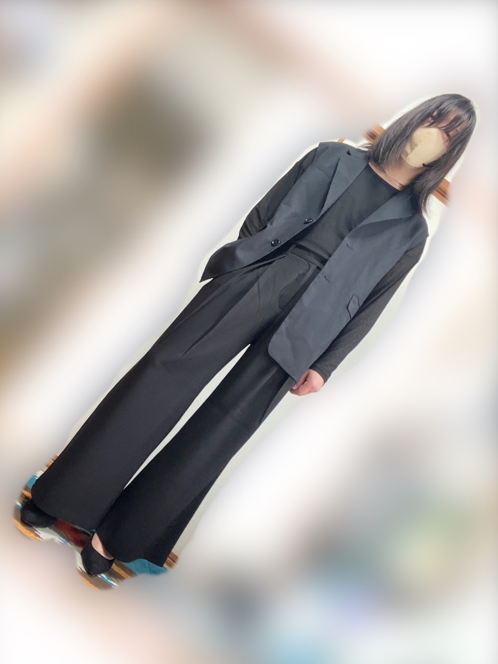 ブラック系のベスト、ブラック系のTシャツ/カットソー、ブラック系のスラックスを着用したメンズの春コーディネートの3枚目の写真