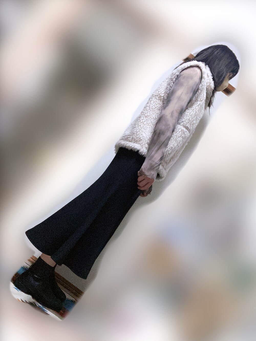 ベージュ系のベスト、グレー系のTシャツ/カットソー、ブラック系のキャミソールを着用したメンズの秋コーディネートの3枚目の写真