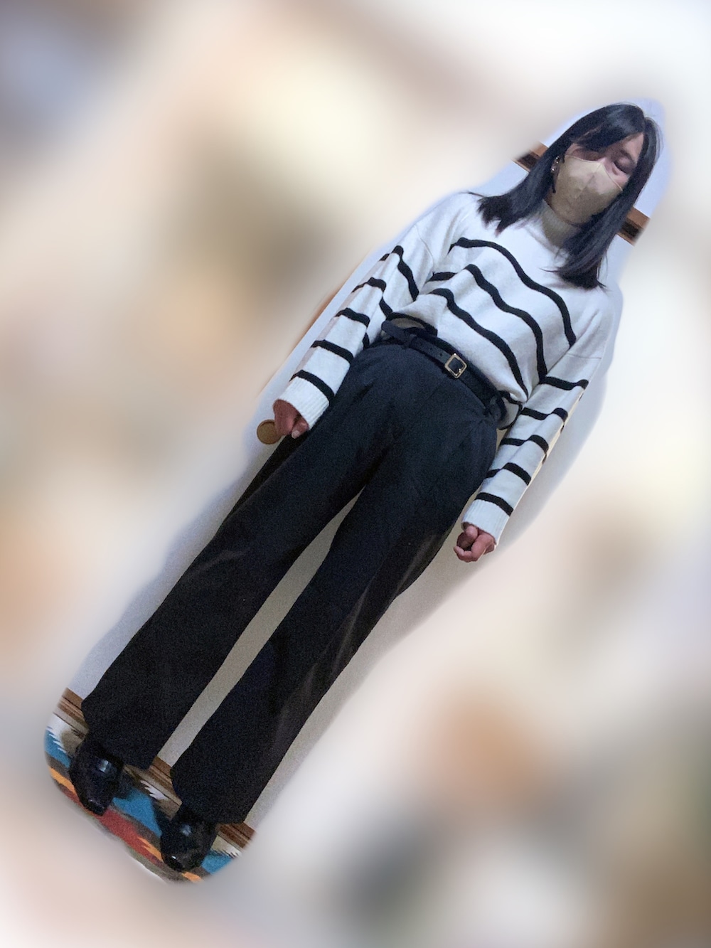 グレー系のその他アウター、ホワイト系のニット/セーター、グレー系のその他パンツを着用したメンズの冬コーディネートの3枚目の写真