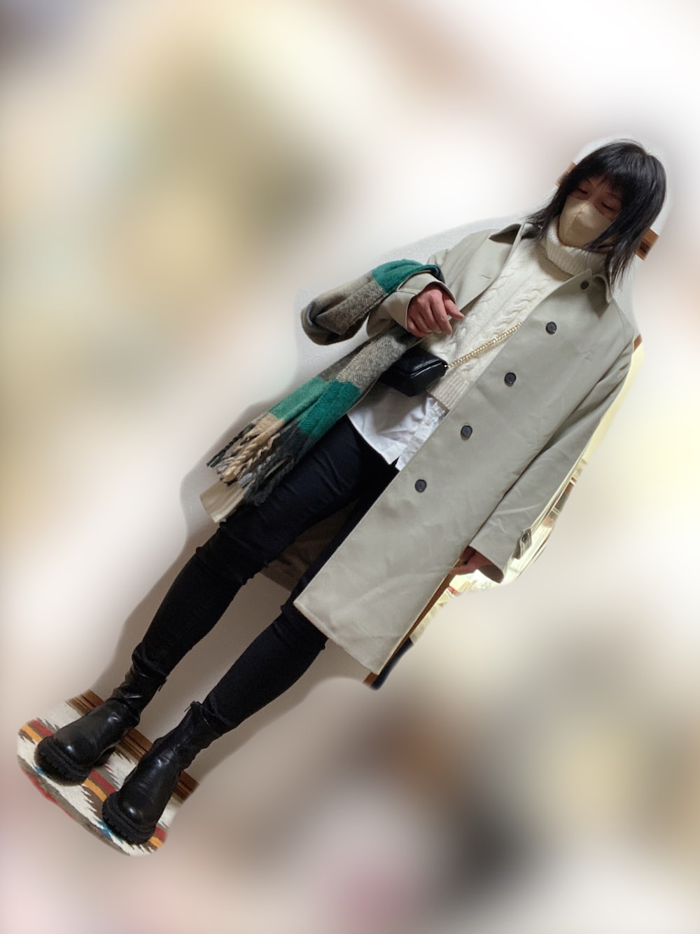 ベージュ系のトレンチコート、ホワイト系のニット/セーター、ホワイト系のシャツ/ブラウスを着用したメンズの冬コーディネートの3枚目の写真