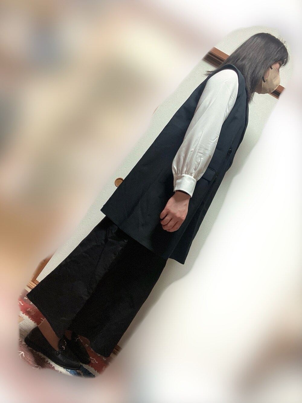 ブラック系のベスト、ホワイト系のシャツ/ブラウス、ブラック系のスカートを着用したメンズの春コーディネートの2枚目の写真