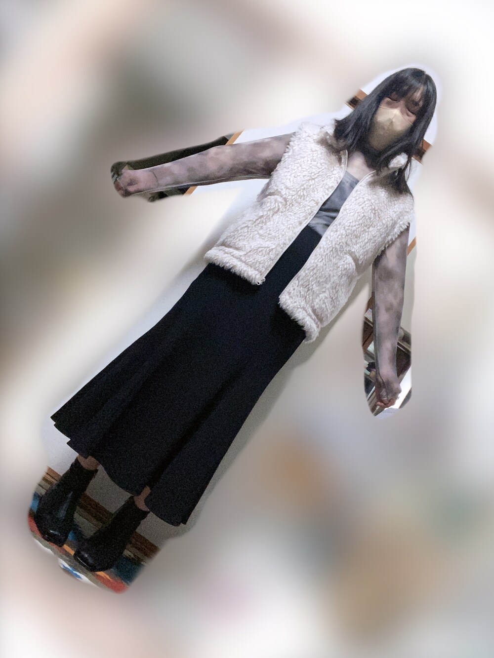 ベージュ系のベスト、グレー系のTシャツ/カットソー、ブラック系のキャミソールを着用したメンズの秋コーディネートの2枚目の写真