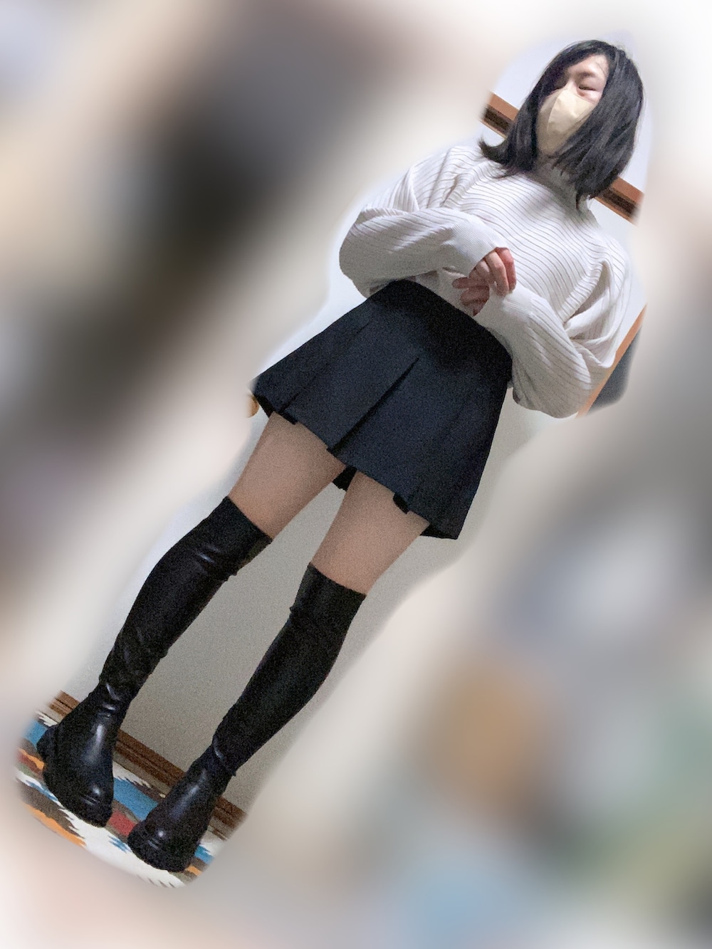 ホワイト系のニット/セーター、ブラック系のスカート、ブラック系のブーツを着用したメンズの秋コーディネートの2枚目の写真