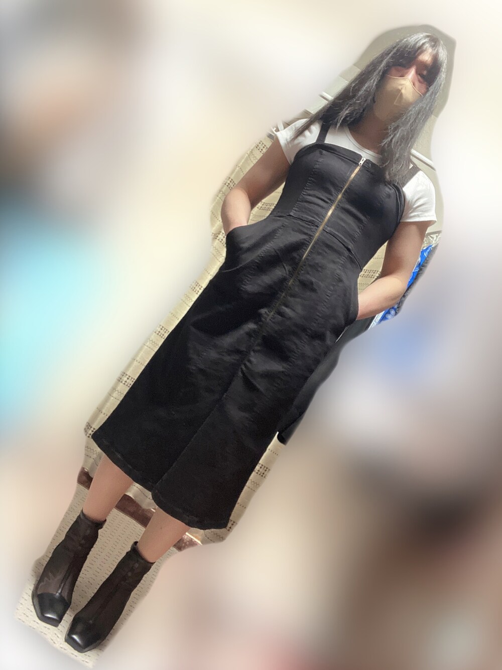 ブラック系のワンピース、ホワイト系のTシャツ/カットソー、ブラック系のブーツを着用したメンズの春コーディネートの2枚目の写真