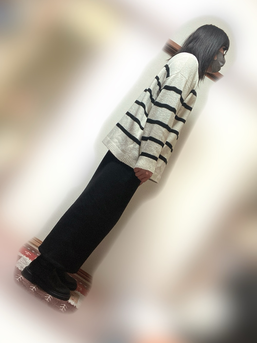 ブラック系のブルゾン、ホワイト系のニット/セーター、ブラック系のスカートを着用したメンズの冬コーディネートの4枚目の写真